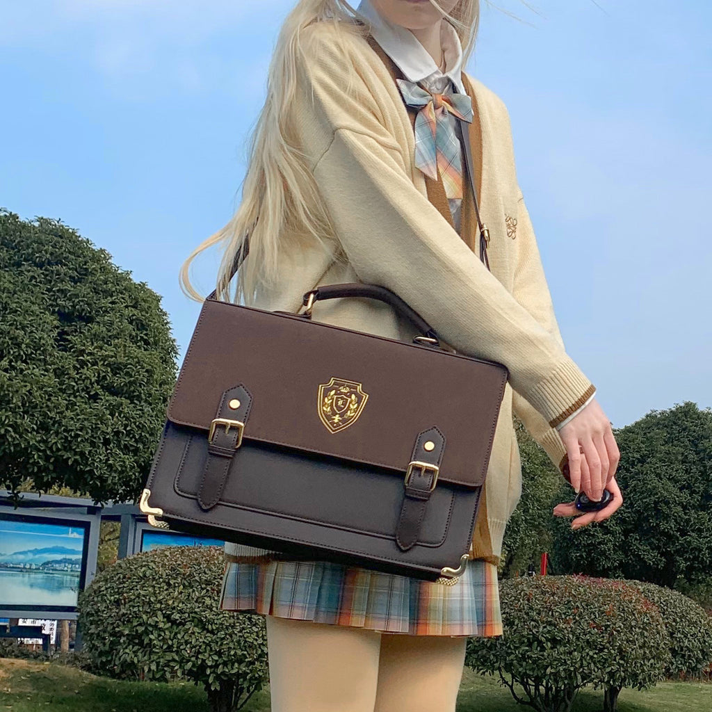 <img src="https://genacampbell.fr/images/val-de-grace-sacoche-similicuir.jpg" alt="Sacoche Le Val-de-Grâce · similicuir structuré · création Gena Campbell · Élégant, académique, format iPad · Coloris Noir Intellectuel ou Brun Latin">
