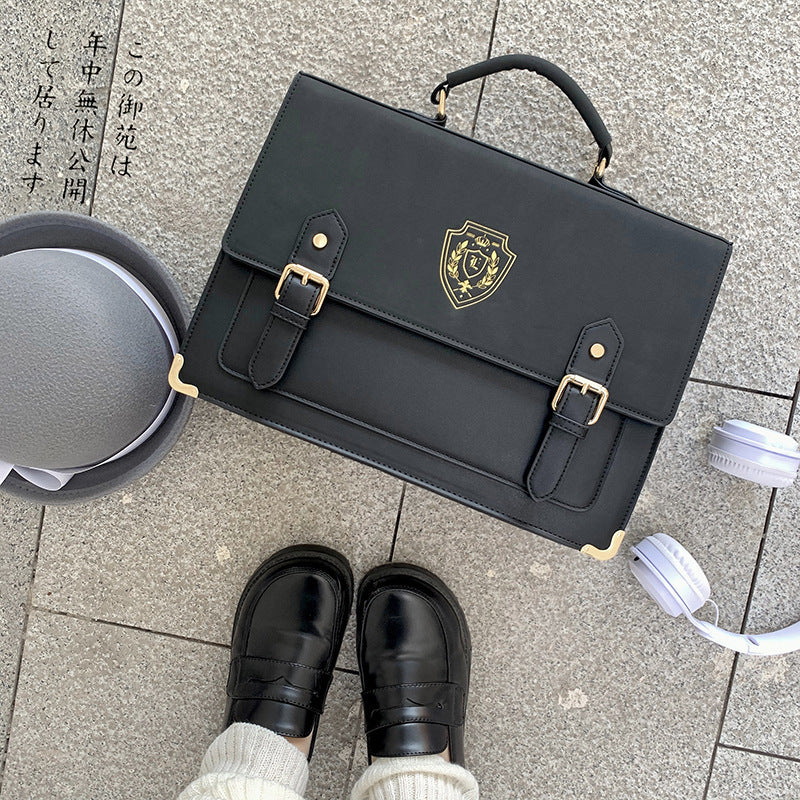 <img src="sac-uniforme-noir.jpg" alt="Sac à bandoulière style collège en faux cuir noir, portable et élégant">
<img src="sac-uniforme-brun.jpg" alt="Sac d’uniforme universitaire, design épaule et bandoulière, couleur brun foncé">