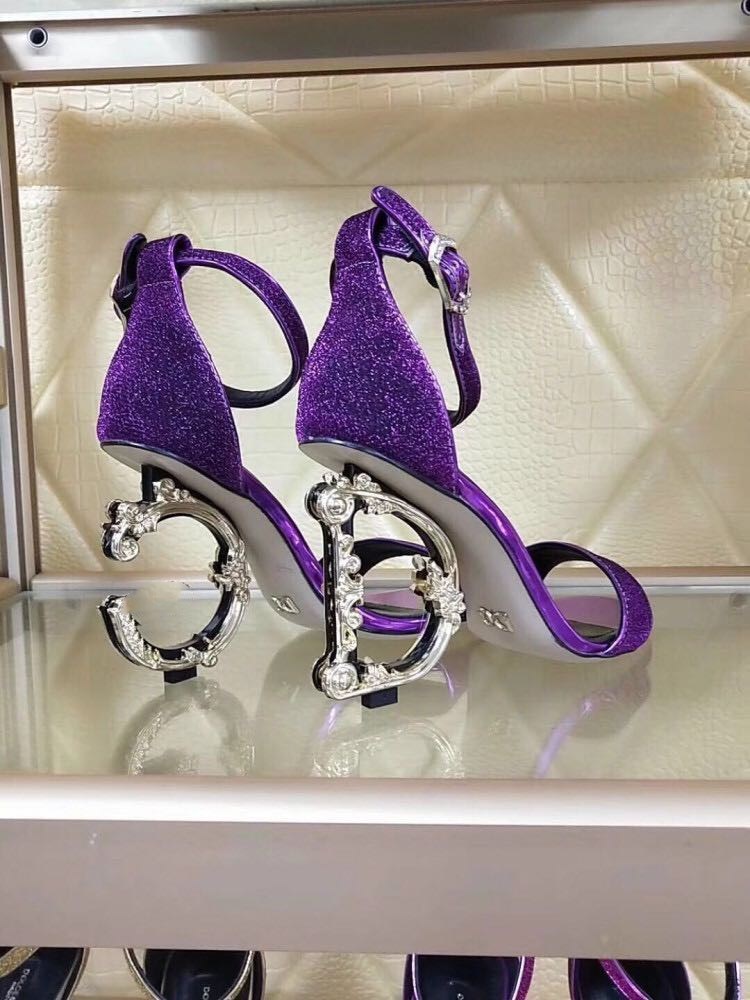 Escarpins dorés femme – Talon aiguille , bout arrondi et finition brillante lettre personnalisable au talon-violet