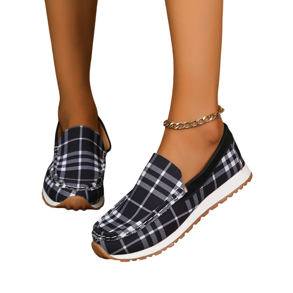 <img src="https://genacampbell.fr/images/plaid-round-toe-slip-ons.jpg" alt="Le Arts-et-Métiers · Slip-ons à motif carreaux · Création Gena Campbell · Toile respirante à enfiler · Bout rond & semelle antidérapante · Style graphique décontracté en Noir ou Bleu ardoise · Point