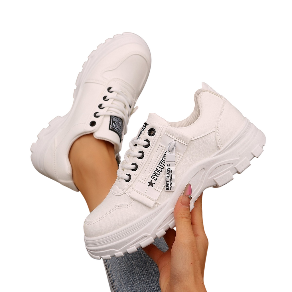 <img src="https://genacampbell.shop/images/le-beaubourg-sport-chic-sneakers.jpg" alt="Le Beaubourg · Baskets sport chic à zip latéral · Création Gena Campbell · Fermeture éclair pratique + laçage classique · Bout rond & semelle épaisse amortissante · Design respirant & silhouette affirmée · Matière synthétique souple · Style urbain polyvalent pour femmes · Coloris noir intense, blanc crème & blanc vif · Pointures du 36 au 45">