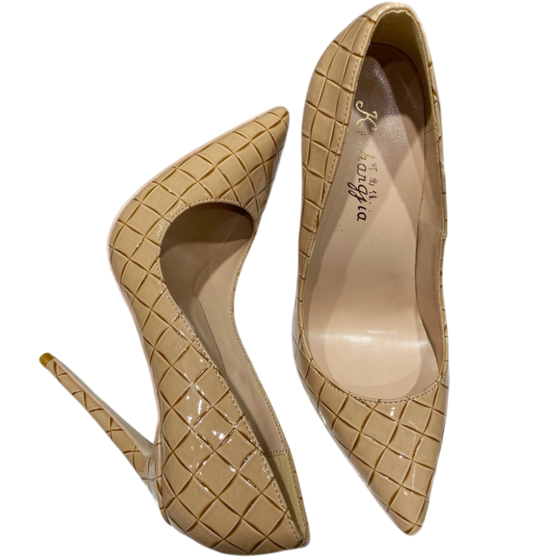 <img src="https://genacampbell.fr/images/le-monceau-woven-stilettos.jpg" alt="Le Monceau · Escarpins tressés Woven Pattern Stiletto™ · Création Gena Campbell · Motif damier graphique · Talon aiguille ≈ 10 ou 12 cm · Bout pointu affirmé · Confort intérieur rembourré · Fermeture à enfiler · Coloris Beige abricot · Pointures du 33 au 45 · Style baroque-chic automne-hiver">

