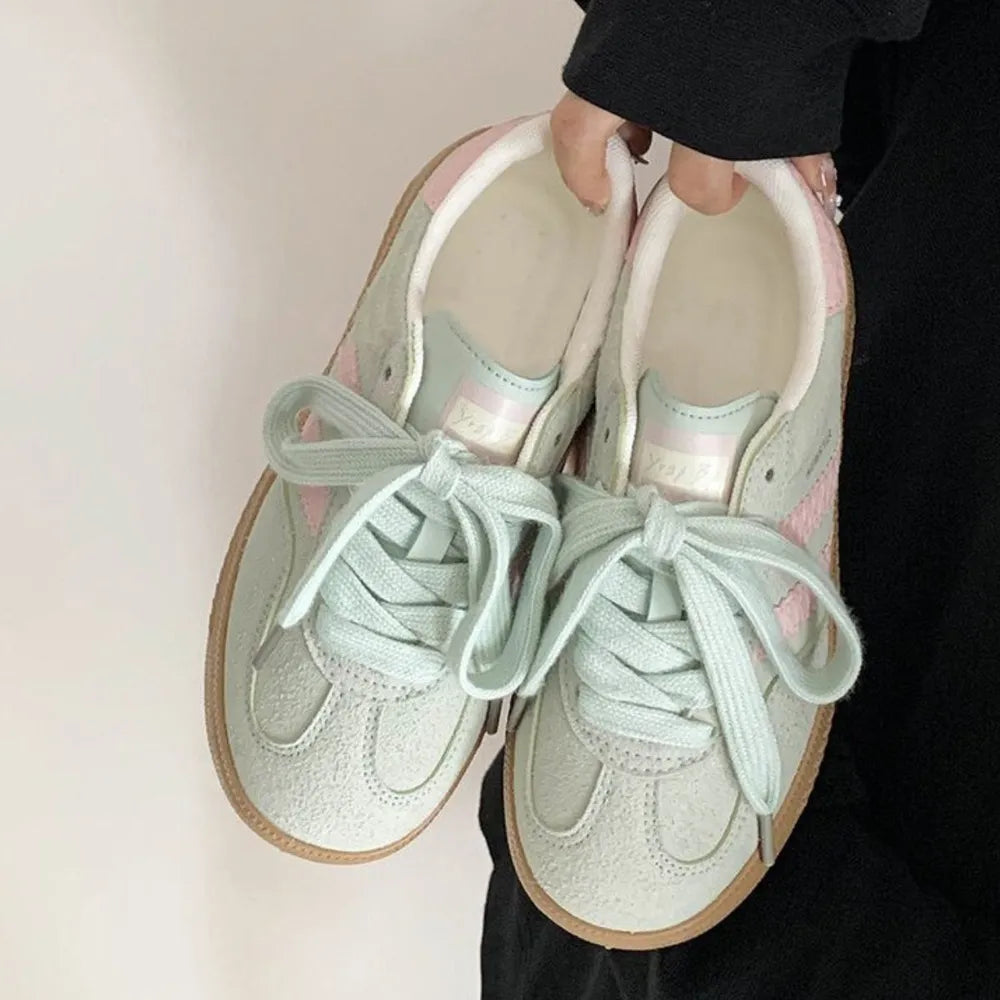 Contrast Round Toe Flat Sneakers.