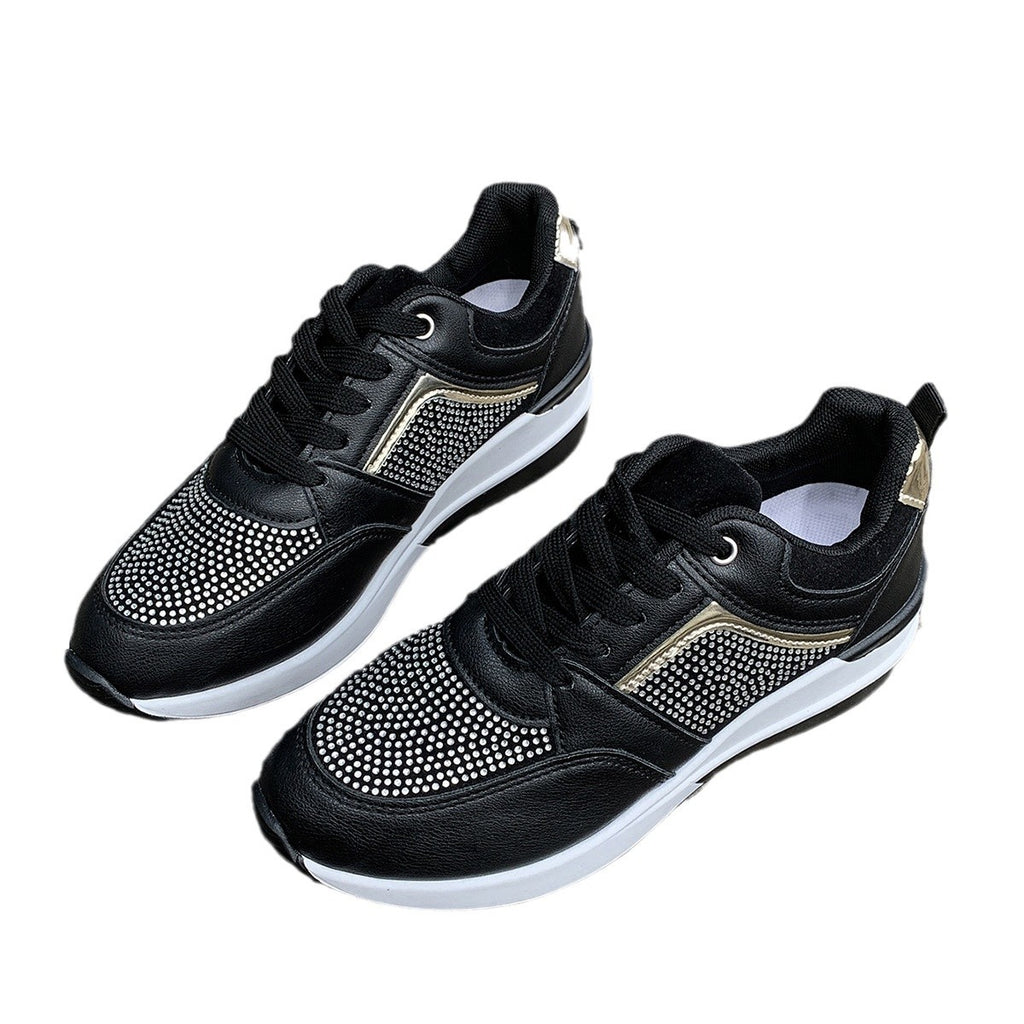 <img src="https://genacampbell.shop/images/le-passy-baskets-femme.jpg" alt="Le Passy · Baskets légères à lacets pour femme · Création Gena Campbell · Semelle plate antidérapante · Bout rond classique · Matière synthétique respirante · Pointures 36 à 43 · Coloris Beige, Noir, Gris · Coupe souple et maintien confortable · Idéales pour usage quotidien ou marche urbaine · Style casual affirmé & silhouette active">