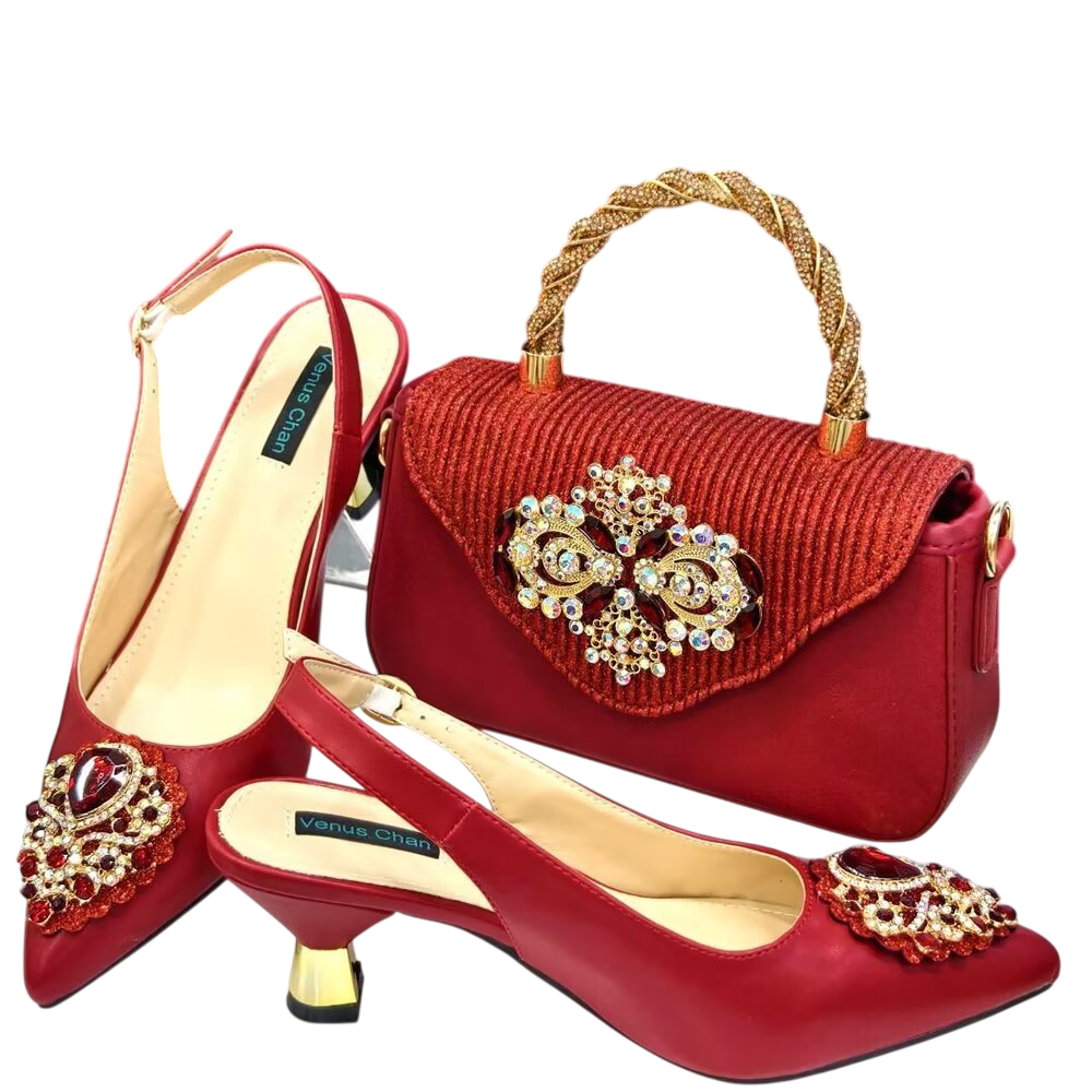 <img src="https://genacampbell.shop/images/le-sevres-babylone-escarpins-sac.jpg" alt="Le Sèvres-Babylone · Ensemble escarpin graphique & sac structuré pour femme · Création Gena Campbell · Escarpin à bout carré ou pointu · Talon aiguille ≈9 cm · Bride arrière à enfiler · Matière synthétique brillante · Sac rigide assorti avec anse rigide et chaîne · Pointures du 37 au 43 · Coloris : bleu, vert foncé, or, rouge rosé, argent, blanc, vin rouge · Style sophistiqué pour soirée, bureau ou cérémonie · Allure visue