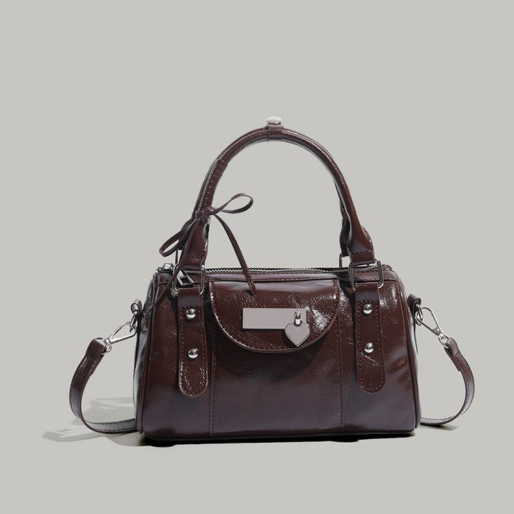 Sac à main féminin unique – Design cœur romantique avec nœud élégant, parfait pour un style tendance.