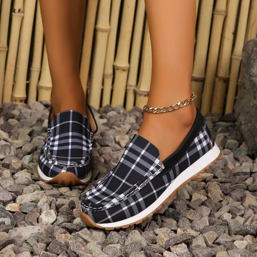 <meta property="og:image" content="https://genacampbell.fr/images/plaid-round-toe-slip-ons.jpg">
<meta property="og:image:alt" content="Slip-ons à carreaux à bout rond - Élégance et confort pour toutes les occasions">
<meta property="og:image:width" content="1200">
<meta property="og:image:height" content="630">

<meta name="twitter:image" content="https://genacampbell.fr/images/plaid-round-toe-slip-ons.jpg">
<meta name="twitter:image:alt" content="Slip-ons à carreaux à bout rond - Design tendance et semell