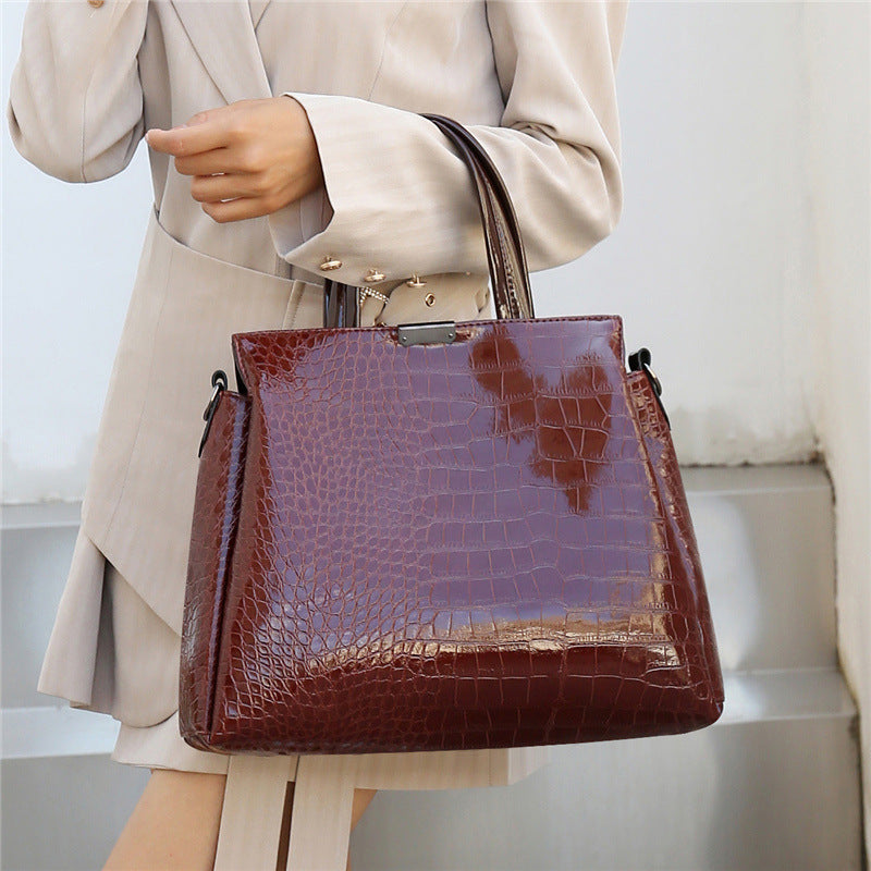 Sac Messenger à une épaule laqué motif crocodile – couleur marron – style chic parisien