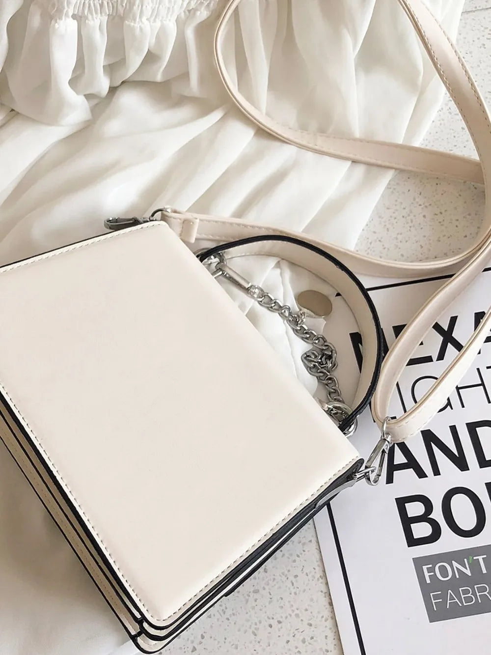 Sac à main ivoire en cuir PU avec chaîne et bandoulière amovible, design minimaliste inspiré de Montorgueil, Paris
