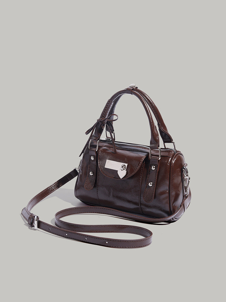 Sac à main féminin unique – Design cœur romantique avec nœud élégant, parfait pour un style tendance.